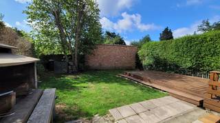 Dit uniek gelijksvloer appartement bestaat uit 2 slaapkamers, een badkamer en een zeer mooie leefruimte met een open keuken. Tevens is er een...