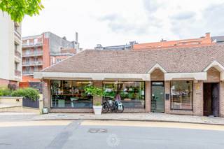 In het hart van Sint-Niklaas, aan het commercieel interessante Hendrik Heymanplein, bevindt zich dit <strong>veelzijdige handelspand. </strong>Dankzij de <strong>uitstekende visibiliteit</strong>, de centrale ligging, <strong>parkeermogelijkheden</strong> voor de deur en het constante voorbijgaand publiek is dit de ideale plek om jouw onderneming te laten groeien.<br /><br />Bij het binnenkomen word je verwelkomd door een lichtrijk handelsgedeelte, volledig <strong>aanpasbaar aan jouw commerciële behoeften. </strong>Aansluitend vind je een afgescheiden keuken en apart toilet. Tenslotte beschikt het handelspand beschikt ook nog over een praktische bergzolder.<br /><br />Ben jij op zoek naar een strategisch gelegen pand dat jouw onderneming meteen een sterke uitstraling geeft? Dan is dit een unieke kans. Neem gerust contact op via laurens@claves.be of op het nummer 0476 21 35 46.<br />