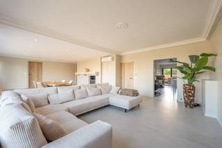 In de rustige en residentiële Astridlaan, vlakbij Blankenberge, presenteren we u een prachtig gerenoveerd appartement met een uitzonderlijke woonoppervlakte van maar liefst 232 m². Dankzij de ideale ligging bevindt u zich op wandelafstand van het bruisende stadscentrum, het openbaar vervoer én het strand. Dit alles op slechts vijf minuten van de zee.<br /><br /> <br /><br />Dit stijlvolle appartement, gelegen op de eerste verdieping van de residentie, combineert ruimte, licht en comfort op een unieke manier. Bij binnenkomst via de ruime inkomhal treft u meteen praktische voorzieningen zoals een apart gastentoilet en een handige wasberging.<br /><br /> <br /><br />De royale woonkamer strekt zich uit over de volledige breedte van het appartement en baadt in natuurlijk licht dankzij de grote raampartijen en het open zicht. De aansluitende, volledig ingerichte keuken is uitgerust met alle moderne toestellen en vormt een perfecte plaats om gezellig te koken en tafelen.<br /><br /> <br /><br />Het appartement beschikt verder over drie volwaardige slaapkamers, twee stijlvolle badkamers en een extra toilet. De master bedroom geniet van een aparte tussenkamer die leidt naar een private badkamer, wat zorgt voor een luxueuze en intieme sfeer. Achteraan bevindt zich een groot, oostgericht terras waar u in alle rust kan genieten van de ochtendzon. Kortom: een heerlijke plek voor een ontbijt of een ontspannen koffiemoment.<br /><br /> <br /><br />Het appartement werd volledig en kwalitatief gerenoveerd met oog voor detail. Bent u op zoek naar een eigen stek aan de kust? Dan kan deze topper een einde betekenen aan uw zoektocht. Dit appartement is namelijk een ideale keuze voor wie op zoek is naar ruimte, comfort en een exclusieve woonbeleving aan de kust.<br /><br /> <br /><br />