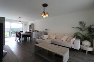 Recente woning te huur dichtbij centrum Roeselare<br /><strong>Energiezuinige nieuwbouwwoning </strong>te huur gelegen langs de <strong>Violierstraat </strong>te Roeselare.<br />Deze woning beschikt over alle nodige<strong> hedendaagse comfort</strong> en is bovendien bijzonder <strong>lichtrijk</strong>!<br />Het is dichtbij winkels, scholen en op enkele minuten van de autostrade en invalswegen.<br />De woning is uiterst energiezuinnig met <strong>EPC A</strong>. <br /><br />Gelijkvloers bestaande uit inkom, gastentoilet, <strong>leefruimte met open keuken</strong> en zicht op de <strong>tuin</strong>.<br />Beneden is er ook nog een <strong>bergruimte</strong>. Aansluitend aan de tuin is een <strong>garagebox </strong>voorzien. <br />Op het verdiep vinden we <strong>drie slaapkamers</strong>, <strong>badkamer met bad, douche</strong>, een <strong>apart toilet</strong> en<strong> berging/wasplaats</strong>. <br /><br />Huurprijs € 975 per maand.<br />De woning is beschikbaar <strong>vanaf juni.</strong><br /><br />Vraag nu uw bezoek aan via MijnHuurprofiel. 