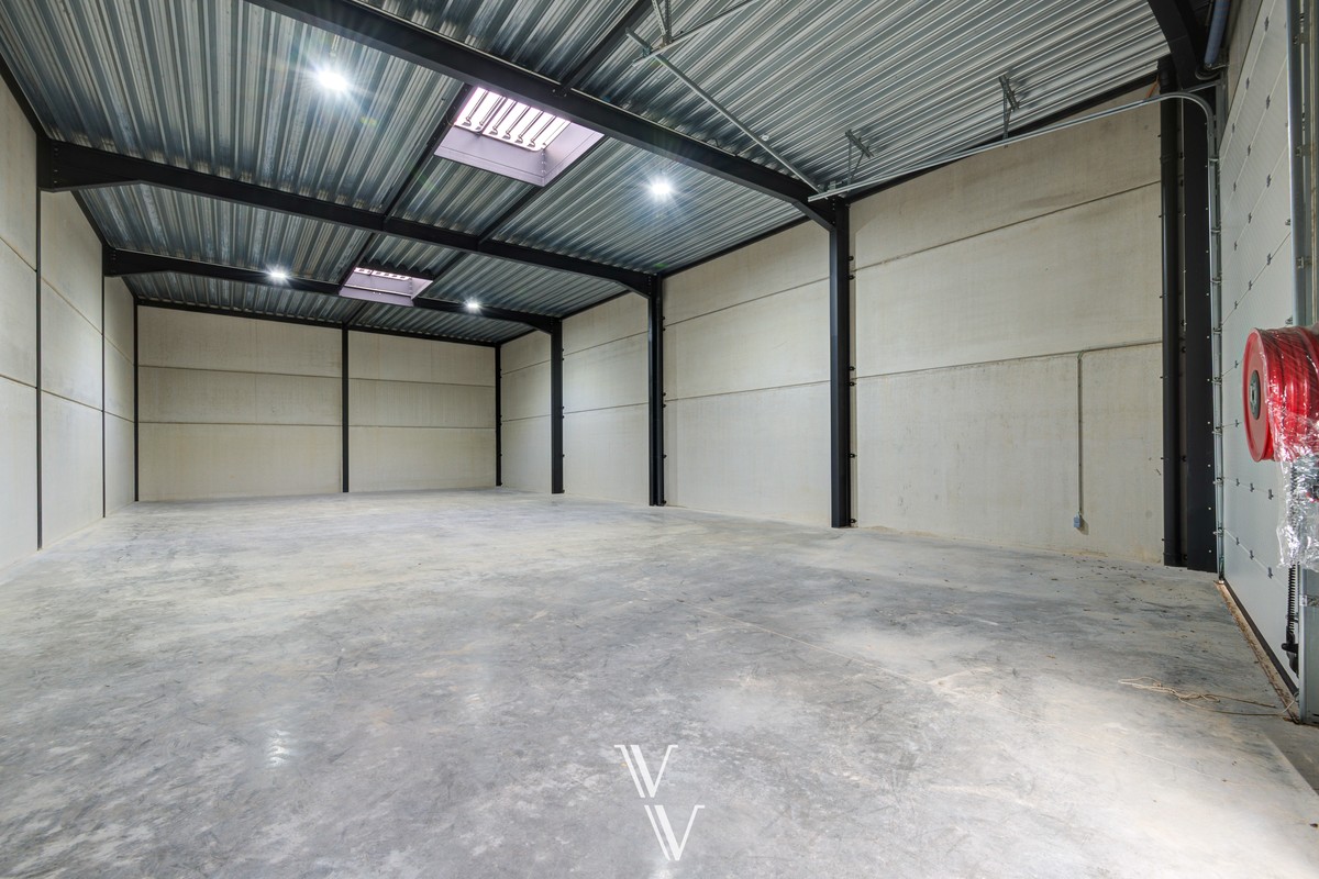 Commercial for rent in Emblem - photo 2