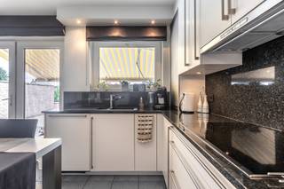 We komen binnen in de charmante inkomhal (11 m²), die toegang geeft tot de wasplaats (20 m²). De wasplaats is voorzien van ingemaakte kasten,...