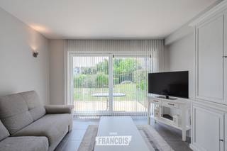 Dit zeer verzorgd en volledig instapklaar gelijkvloers appartement biedt een comfortabele en goed ingedeelde woonervaring in een rustige woonwijk en een jonge residentie.<br /><br />Gelegen in Warande 14, vlakbij het centrum van Middelkerke, geniet u hier van een kalme omgeving met toch alle voorzieningen in de buurt, ideaal voor wie houdt van ontspanning en privacy.<br /><br />Het appartement beschikt over een ruim en zonnig terras. Dankzij de grote ramen en open indeling profiteert u doorheen de leefruimte van veel natuurlijke lichtinval, wat zorgt voor een warme en uitnodigende sfeer.<br /><br />Binnenin vindt u een praktisch ingedeelde leefruimte, een nette keuken, een badkamer en twee volwaardige slaapkamers, waardoor dit appartement zowel geschikt is voor vaste bewoning als tweede verblijf.<br /><br />Met een EPC-label C woont u hier bovendien energiezuinig en zonder renovatieverplichtingen. Daarnaast is het gebouw nog in uitstekende staat. Het appartement beschikt ook over een handige kelderberging. De elektriciteit werd ook conform gekeurd.<br /><br />Voor meer informatie of een bezoek kunt u contact opnemen met Mathias op middelkerke@immofrancois.be of 059 460 460.<br /><br />