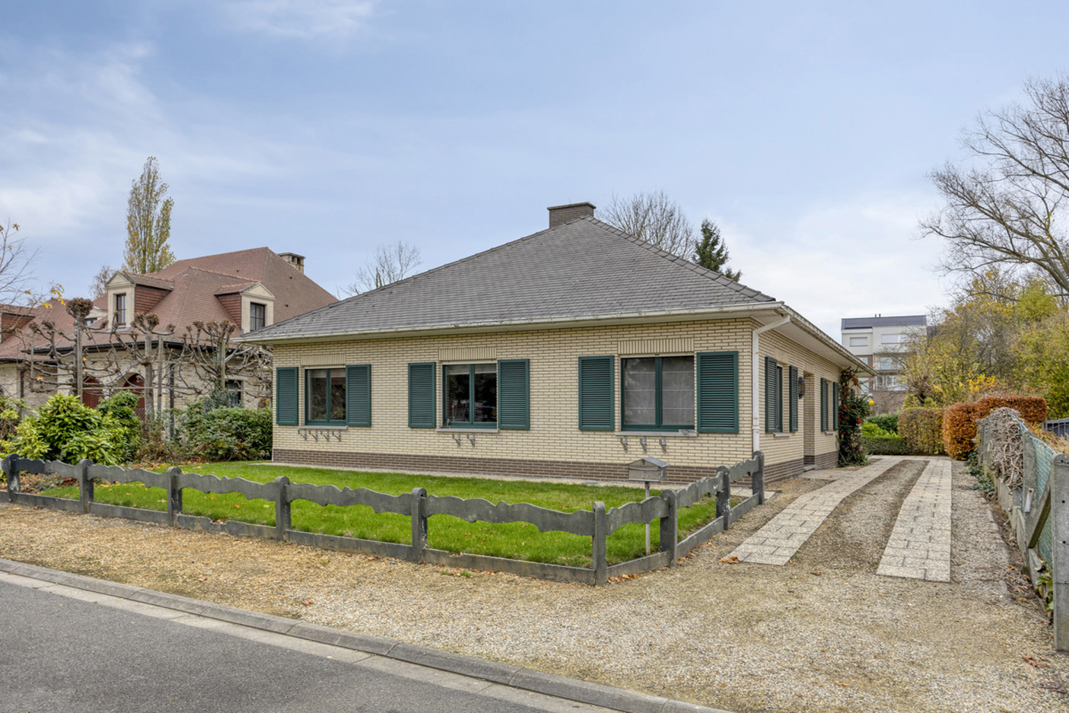 Bungalow van 176 m² met garage en tuin - foto 1