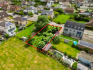 <p>Dit bouwperceel van 5a 52ca is gelegen in een uiterst rustige en kindvriendelijke woonwijk op een toplocatie in Herzele. Het perceel is geschikt voor open bebouwing en biedt de ideale combinatie van een aangename woonomgeving en een vlotte bereikbaarheid van voorzieningen. Bent u op zoek naar de perfecte locatie om uw droomwoning te realiseren? Contacteer Charlotte van IMMO TROEF via 052 52 52 00 of info@immotroef.be.</p>