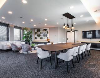 Gerenoveerde kantoren gelegen aan de binnenring tussen de metrohaltes "Trône" en "Porte de Namur", in het hart van de europese wijk. Ze zijn uitgerust met vloerbedekking, een verlaagd plafond, sanitaire voorzieningen, een verwarmings-, ventilatie- en airconditioningsysteem, douches, fietsenstalling, een dak/terras, elektrische auto opladen... Verschillende faciliteiten beschikbaar dankzij de coworkingruimte op de begane grond. Gemakkelijk bereikbaar met het openbaar vervoer met gemakkelijke toegang tot de Rue de la Loi en de Rue Belliard. Het gebouw ligt in een gebied vol restaurants, winkels, fitnesscentra, .... Ideaal voor bedrijven die op zoek zijn naar comfortabele kantoren op een schitterende locatie.<br /><br />Kantoren beschikbaar van 1.108 m².<br />Overdekte parkeerplaats: 1.850 euro/plaats/jaar (ratio 1/150).