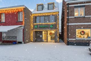 Dit handelspand bevindt zich op de gelijkvloerse verdieping van een kleinschalig gemengd gebouw in het centrum van Ravels.Momenteel ingericht als...