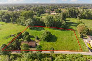 <h3>R<span>uime te renoveren hoeve met tal van mogelijkheden op uniek zuidperceel</span></h3>
<p><span>Deze karaktervolle woning is rustig en landelijk gelegen op een prachtig perceel met een unieke oppervlakte en geniet van een gunstige zuidoriëntatie, waardoor u de hele dag door van natuurlijke lichtinval en zon kunt genieten.</span></p>
<p><span>Op het gelijkvloers beschikt de woning over maar liefst ca. <strong>157 m² bruikbare oppervlakte</strong>, verdeeld over verschillende ruimtes. Dit biedt tal van mogelijkheden om de woning volledig naar eigen smaak en behoeften in te richten.</span></p>
<p><span>De eerste verdieping omvat een ruime <strong>zolder van ca. 95 m²</strong>, waar eenvoudig meerdere slaapkamers, een hobbyruimte, bureau of andere bijkomende leefruimtes kunnen worden gecreëerd.</span></p>
<p><span>De woning is gelegen in agrarisch gebied en werd in 2003 geregulariseerd als zonevreemde woning. </span></p>
<p><span><strong>POSITIEVE ASPECTEN</strong></span></p>
<ul>
<li><span>Uniek perceel met mooie oppervlakte</span></li>
<li><span>Rustige en landelijke ligging</span></li>
<li><span>Zuidgerichte oriëntatie</span></li>
<li><span>Ca. 157 m² bruikbare oppervlakte op het gelijkvloers</span></li>
<li><span>Ca. 95 m² uitbreidbare zolderruimte</span></li>
<li><span>Zonevreemde woning</span></li>
</ul>
<p><span>Een ideale opportuniteit voor wie op zoek is naar ruimte, rust en een eigendom met uitzonderlijk veel potentieel.</span></p>