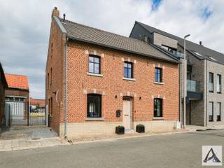 <p><span>Totaal gerenoveerde, instapklare gezinswoning te koop in het hart van Munsterbilzen!</span></p><p><span>Ontdek deze prachtig afgewerkte en instapklare woning, gelegen op een ruim perceel in het rustige en groene Munsterbilzen. Deze gezinswoning combineert een doordachte indeling met hoogwaardige en duurzame materialen. Werkelijk </span><span>tot in de puntjes afgewerkt</span><span>, klaar om meteen in te trekken!</span></p><h3><span>Troeven van de woning:</span></h3><ul><li><span>Totaal gerenoveerd en instapklaar</span></li><li><span>Hoogwaardige afwerking met duurzame materialen</span></li><li><span>Praktische indeling, ideaal voor gezinnen</span></li><li><span>Ruime zolder met uitbreidingsmogelijkheden</span></li><li><span>Groot perceel met veel buitenruimte</span></li><li><span>Garage bij de woning inbegrepen</span></li></ul><h3><span>Indeling:</span></h3><p><span>Bij het betreden van de woning kom je in een </span><span>ruime inkomhal</span><span> met een stijlvolle ingebouwde deur. De </span><span>exclusieve landelijke open keuken</span><span> is een echte eyecatcher, voorzien van kwalitatieve toestellen en met zicht op de grote tuin. De </span><span>leefruimte</span><span> baadt in het licht dankzij de grote raampartijen en voelt bijzonder ruim en uitnodigend aan.</span></p><p><span>Verder op het gelijkvloers vind je een </span><span>aparte bureauruimte</span><span> met op maat gemaakte inbouwkasten ideaal voor thuiswerk of als speelruimte, een </span><span>gastentoilet</span><span>, én een praktische </span><span>wasplaats</span><span> met extra douche en ingebouwde kasten.</span></p><p><span>Op de </span><span>eerste verdieping</span><span> zijn drie ruime slaapkamers ondergebracht, elk met voldoende licht en ruimte. De </span><span>badkamer</span><span> is stijlvol afgewerkt met topmaterialen en biedt alle comfort.</span></p><p><span>Via een vaste trap bereik je de </span><span>zolderverdieping</span><span>, waar reeds leidingen voorzien zijn voor het inrichten van een </span><span>hobbyruimte of master bedroom met ensuite badkamer</span><span> perfect voor wie op zoek is naar extra woonruimte.</span></p><h3><span>Samengevat:</span></h3><p><span>Deze woning is een unieke kans voor gezinnen of koppels die op zoek zijn naar een duurzame, stijlvolle en comfortabele woning in een groene en rustige omgeving. Laat je verrassen door de ruimte, het licht en de hoogwaardige afwerking.</span></p><p><span>Interesse?</span><span> Neem vandaag nog contact met ons op voor een bezichtiging via <span>info@immopa.be</span></span><span> of via 089/50.35.85.</span></p>
