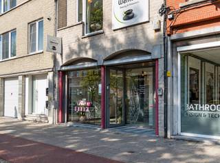 Winkel/kantoor/praktijk te huur, gelegen aan de levendige Jules Moretuslei. De ruimte is +/- 104m² groot en reeds voorzien van een keuken en toilet. De voorzetwanden kunnen simpel weggehaald worden om een open ruimte te creëren indien gewenst. Bovendien ruime parkeergelegenheid voor de deur en in de nabije omgeving bij shoppingcenter 'De Kern'. Verder vlakbij tal van andere handelszaken waaronder "Standaard Boekhandel", "Pearle", "Ici Paris XL", "De Keurslager", ...
