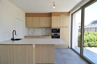 Deze prachtige nieuwbouwwoning combineert een uitstekende ligging met hedendaags wooncomfort. Gelegen op een steenworp van het Provinciedomein Bergelen, geniet u hier van een rustige, groene omgeving én een vlotte bereikbaarheid dankzij de nabijheid van het centrum en belangrijke invalswegen.<br /><br />Indeling als volgt:<br />Bij het betreden van de woning wordt u verwelkomd in een ruime, lichtrijke inkomhal die meteen een gevoel van openheid creëert. Hier is een vestiaire alsook een apart toilet voorzien.<br /><br />De gezellige leefruimte baadt in het natuurlijke licht en biedt een mooi uitzicht op de tuin. Aansluitend bevindt zich de volledig uitgeruste keuken, voorzien van alle toestellen incl. vaatwasser.<br /><br />Verder beschikt het gelijkvloers over een praktische garage met elektrische sectionaalpoort en een geïntegreerde wasplaats.<br /><br />Via de trap bereikt u de verdieping. Hier bevinden zich 3 volwaardige slaapkamers. De badkamer is uitgerust met een inloopdouche, ligbad én dubbele wastafel.<br />Afzonderlijk toilet.<br /><br />Zalig stukje tuin waar genieten centraal staat alsook reeds aangelegd terras.<br /><br />Surplus is er nog een oprit die parkeerplaats kan bieden aan 1 wagen.<br />In de straat is er bovendien héél wat gratis parkeergelegenheid voorzien.<br /><br />Afwerking met kwalitatieve materialen.<br />Reeds 8 zonnepanelen voorzien!<br /><br />Aankoop onder BTW-stelstel 21% (afgebeelde prijs is exclusief kosten en BTW)<br /><br />Onze ref. DEV5215