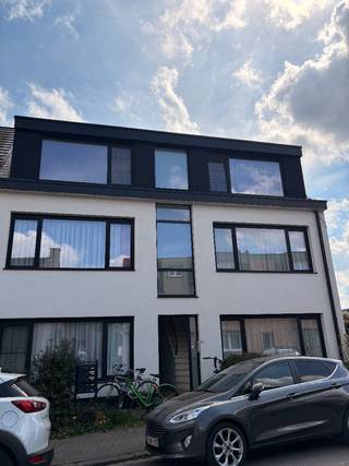 Gezellig éénslaapkamerappartement te huur, gelegen in een rustige éénrichtingsstraat regio Nekkerspoel, ter hoogte van de Papenhofdreef. Het appartement ligt op het gelijkvloers en combineert rustig wonen met een vlotte bereikbaarheid en heel wat voorzieningen in de buurt.<br /><br />Het appartement heeft een bewoonbare oppervlakte van ongeveer 63 m² en beschikt over een ruime slaapkamer, een lichtrijke leefruimte, een recent vernieuwde keuken, een badkamer met inloopdouche en toilet, en een aparte berging met plaats voor een wasmachine. Achteraan is er een zuidgericht terras van ongeveer 7 m² en een bijkomend tuintje van ongeveer 30 m². Een fiets kan achteraan op het terras of in de tuin geplaatst worden.<br /><br />Het appartement werd in 2022 gerenoveerd en is instapklaar. Onder meer de ramen, de voorgevel, het dak en de boiler werden vernieuwd. Dankzij de dubbele beglazing, centrale verwarming op gas en EPC-label C biedt het appartement een aangenaam wooncomfort. Ook de elektriciteit is conform, rookmelders zijn aanwezig en er is aansluiting voor internet en tv.<br /><br />De ligging is een duidelijke troef. Station Mechelen-Nekkerspoel, bushaltes, winkels zoals Lidl, Aldi, Colruyt, Kruidvat, Action en Hubo, een apotheker en andere voorzieningen bevinden zich op wandelafstand. Ook groen is vlakbij: in de buurt zijn er parkjes, wandelmogelijkheden langs het water en het Mechels Broek ligt niet veraf. Parkeren kan zonder vergunning op straat.<br /><br />Ideaal voor wie rustig wil wonen nabij Mechelen centrum, met openbaar vervoer, winkels en natuur binnen handbereik.<br /><br />Interesse? Neem gerust contact op via app.varenbosstraat@outlook.com voor meer info of een bezoek.