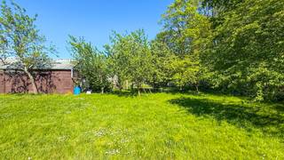 <p>Instapklare bungalow met 5 slaapkamers op toplocatie in Heusden-Zolder!<br /><br />Deze goed onderhouden bungalowwoning uit 1992 is gelegen op een mooi perceel van 10a34ca in een rustige en gegeerde buurt van Heusden-Zolder. Dankzij de uitstekende ligging bevindt u zich op wandelafstand van winkels en in de onmiddellijke nabijheid van scholen en het ziekenhuis.<br /><br />Bij het betreden van de woning komt u terecht in de inkomhal. Aan de rechterzijde bevindt zich de lichtrijke woonkamer. Verder in de hal is er een trap naar de bovenverdieping en een doorgang naar de keuken, die bereikbaar is via de technische ruimte.<br /><br />Aan de linkerzijde van de hal vindt u een gastentoilet, een ruime badkamer en drie comfortabele slaapkamers.<br /><br />De bovenverdieping biedt nog twee extra slaapkamers en een bijkomende doucheruimte, ideaal voor grotere gezinnen of als hobby-/werkruimte.<br /><br />De woning beschikt over een EPC-label D, wat betekent dat er geen renovatieverplichting van toepassing is.<br /><br />Buiten geniet u van een ruime, verzorgde tuin en een praktische garagebox.<br /><br />Pluspunten:<br />- Instapklaar;<br />- 5 slaapkamers!<br />- EPC label D (geen renovatieverplichting);<br />- Ruim perceel van 10a34ca;<br />- Rustige en centrale ligging;<br />- Nabij winkels, scholen en ziekenhuis;<br />- Garagebox en grote tuin.<br /><br />Maatregelen opgenomen in het Maatregelenregister: nee<br /><br />Voor een bezichtiging of meer informatie; Bel ons op 078/78.78.70 of kom gewoon langs op ons kantoor, u bent steeds welkom!</p>