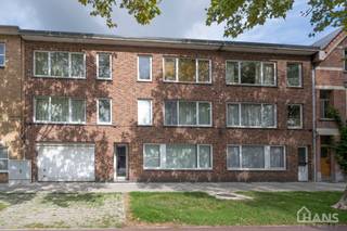 Dit verzorgde appartement bevindt zich op de eerste verdieping van een kleinschalig gebouw (zonder lift).<br /><br />Indeling: Inkomhal; apart gastentoilet; 2 slaapkamers waarvan één met rechtstreekse toegang tot het achterliggende terras; ingerichte badkamer; ruime woonkamer met open volledig uitgeruste keuken; praktische berging.<br /><br />Extra troeven: achterliggend terras; verlichting aanwezig in alle kamers; TV- en internetaansluiting in alle ruimtes.<br />Mogelijkheid tot het huren van een garagebox voor € 95/maand (niet verplicht).<br /><br />Een comfortabel appartement met een praktische indeling en alle nodige voorzieningen, ideaal voor wie op zoek is naar een instapklare woonst.<br /><br />Gemeenschappelijke kosten: 10 EUR voor de minuterie. De nutsvoorzieningen zijn privatief.<br />Geschikt voor maximaal 4 personen.<br />Beschikbaar op 01/12/2026.<br /><br />Huurwaarborg bedraagt 3 maanden huur.<br />Plaatsbeschrijving door extern bedrijf met gedeelde kosten.<br /><br />Een bezoek ter plaatse kunt u enkel online reserveren op www.hansvastgoed.com.<br />Voor meer informatie, bezoek onze website www.hansvastgoed.com of neem contact op met info@hansvastgoed.com of +32 3 366 05 30.