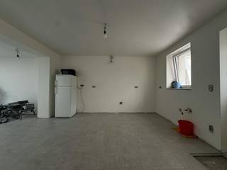 Deze woning is tot op het casco gestript en volledig heropgebouwd. Wat overblijft is geen gerenoveerd rijhuis, maar een woning die aanvoelt als een nieuwbouw: open, licht en zonder de smalle, donkere gang die je in panden van dit type gewoon bent.<br /><br />De volledige gelijkvloerse verdieping is opengewerkt. Leefruimte, eetplaats en keukenzone lopen in elkaar over, met zicht tot in de tuin. De trap naar boven ligt in een lichtrijke schacht, waardoor het daglicht tot diep in de woning binnenvalt.<br /><br />Op de eerste verdieping vind je drie volwaardige slaapkamers en een volledig nieuwe badkamer.<br /><br />Technisch als een nieuwbouw<br /><br />Renovatie 2026, alles nieuw: elektriciteit, sanitair, isolatie, afwerking<br />Vloerverwarming doorheen de woning<br />Volledig geïsoleerd, EPC-label A<br />Nieuwe crepi-afwerking aan de achtergevels<br /><br />Dat betekent lage verbruikskosten, een comfortabele en gelijkmatige warmte, en geen renovatiewerk dat later nog op je wacht.<br /><br />De tuin ligt op het zuidwesten: zon vanaf de late voormiddag tot het einde van de dag. Precies de oriëntatie waar je 's avonds nog buiten zit.<br /><br />De woning is momenteel in afwerkingsfase en wordt volledig afgewerkt opgeleverd tegen november 2026. De keuken is niet inbegrepen en wordt door de koper zelf geplaatst.<br /><br />Afgewerkte afbeeldingen zijn simulatiebeelden ter illustratie. De weergegeven meubilering, keuken en afwerkingsmaterialen zijn niet inbegrepen in de verkoop, tenzij anders vermeld. Oppervlaktes en technische gegevens onder voorbehoud; de akte is bepalend.<br /><br />Afspraak via Dewaele.com of 0472/18.38.39<br /><br />De algemene voorwaarden van Dewaele DIY kunt u steeds raadplegen via dewaele.com.<br /><br />Bestuursmaatregelen in het maatregelenregister: nee