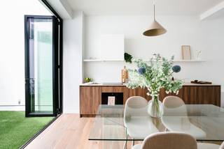 Gloednieuw en nooit eerder bewoond: ontdek deze luxe gerenoveerde burgerwoning op een absolute toplocatie in de Harmoniewijk: centrale...
