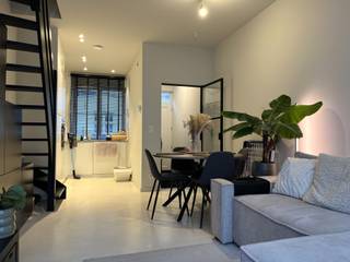 Deze compacte stadswoning is gelegen in een zijstraat van de prachtige Coupure, in centrum Brugge. Alle horeca, winkels, scholen en openbaar vervoer bevinden zich op wandelafstand. De woning werd een aantal jaar geleden volledig gestript en gerenoveerd. Werkelijk alles werd vernieuwd: ramen, leidingen, CV op aardgas, elektriciteit, isolatie, keuken, badkamer, vloeren... <br /><br />Op het gelijkvloers bevindt zich een super lichtrijke leefruimte met open keuken die van alle toestellen voorzien is. Aansluitend is er een aangenaam en zonnig stadsterras. Op het eerste verdiep bevindt zich, naast een ruime slaapkamer, de badkamer met inloopdouche, toilet en lavabo. Ook is er aansluiting voor de wasmachine voorzien. Op de tweede verdieping is er een tweede volwaardige slaapkamer, net als een technische ruimte waar nog plaats is voor een dressing, berging, bureau... Er is voldoende parkeergelegenheid in de straat.<br /><br />Beschikbaar: 1 november 2026<br /><br />