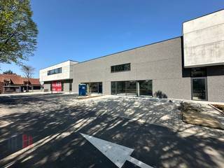 Gloednieuwe KMO-unit met een oppervlakte van 188 m² te huur. Uitstekend gelegen langs de commerciële Geallieerdenlaan (N58) met een vlotte verbinding naar de E403 op- en afrit 3 Moeskroen (5 km) en de E17 op- en afrit 1 Moeskroen.<br /><br />De casco magazijnruimte heeft een vrije hoogte van 6 m en is opgebouwd uit een betonconstructie met betonpanelen. Verder is de loods uitgerust met een automatische sectionale poort, lichtstraat met rookkoepel en polybetonvloer. Dankzij het raampartij kan er een kantoor / showroom ingebouwd worden.<br /><br />De loods maakt deel uit van de nagelnieuwe ontwikkeling "PARC PME DES ALLIES" bestaande uit 10 KMO-units van 188 m² tot 521 m² te koop, samenvoegbaar tot +/- 1.400 m². Tevens enkele mogelijkheden tot kantoor/woning op verdieping.<br /><br />Ruime manoeuvreerruimte on site met aanwezigheid van privatieve parkeerplaatsen per unit. Onmiddellijk beschikbaar. Contacteer PANORAMA B2B voor bijkomende inlichtingen of een vrijblijvend plaatsbezoek 056 222 256.
