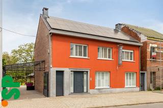 Ruime stadswoning op perceel van 3A 85CA. <br /><br />Indeling gelijkvloers: inkomhall met gastentoilet, zithoek met kachel, eetplaats, ingerichte keuken, wasplaats en berging.<br />Indeling 1e verdieping: nachthall, 4 slaapkamers, multifunctionele ruimte, badkamer (lavabo - ligbad - douche - WC) en dressing.<br />Ook is er een ruime bergzolder en voorraadkelder.<br /><br />De woning werd volledig verbouwd + gerenoveerd in 2001 en is in perfecte staat van onderhoud. De voorbije jaren werden er nog energetische ingrepen gedaan: nieuwe CV - ketel, installatie van 28 zonnepanelen, .. waardoor het huis een gunstige EPC - score heeft. <br />Voorts werd er in 2018 een personenlift geïnstalleerd wat mogelijkheden biedt voor mindervaliden, een kangoeroe - woning, ..<br />Ook is er een alarmsysteem + camerabewaking.<br /><br />Aan de achterzijde is er een mooi aangelegde tuin met tuinhuis én car - port. De car - port staat op een aparte (kadastrale) bouwgrond waar desgevallend ook nog op bijgebouwd kan worden. De tuin is tevens langs de rechterzijde bereikbaar via een gangpad.<br /><br />Door de grote bewoonbare oppervlakte en de indeling biedt dit pand mogelijkheden voor mensen met een professionele activiteit, nieuw samengestelde gezinnen, een kangoeroewoning, ..<br /><br />Centrale locatie op wandelafstand van de Markt en met een vlotte verbinding naar de uitvalswegen.<br /><br />EPC: 191 kWh / m².<br /><br />Nog vragen? Contacteer Immo SP op het nummer 014/59.10.20 of via info@immosp.be.