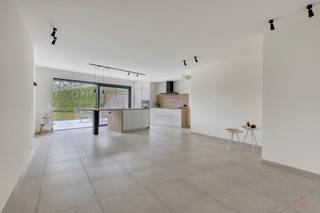<p><span>Maison neuve moderne et économe en énergie au cœur de Wakken. </span></p><p><span> </span></p><p><span>Vous êtes à la recherche d'une maison élégante au confort contemporain ? Cette belle maison neuve, située près du centre de Wakken, allie qualité, espace et efficacité énergétique. Les magasins, les écoles, les boulangeries et le domaine provincial de Baliekouter sont accessibles à pied. </span></p><p><span> </span></p><p><span>AGENCEMENT : </span></p><p><span>Rez-de-chaussée : hall d'entrée - spacieux séjour/salon avec cuisine ouverte entièrement équipée avec îlot de cuisson - débarras/buanderie pratique - toilettes séparées - jardin spacieux avec terrasse et espace de rangement supplémentaire - garage avec porte sectionnelle</span></p><p><span>1er étage : 3 chambres spacieuses - dressing ou espace de rangement supplémentaire - toilettes séparées - salle de bains avec douche à l'italienne et double lavabo - escalier fixe menant au 2ème étage</span></p><p><span>2ème étage : 2 chambres mansardées/technique</span></p><p><span> </span></p><p><span>Avantages</span></p><ul><li><span>Finition durable et de haute qualité avec une excellente isolation pour une faible consommation d'énergie </span></li><li><span>Chauffage par le sol - chaudière à gaz à condensation - système de ventilation de type C+ - panneaux solaires </span></li><li><span>Propriété entièrement peinte et équipée de luminaires</span></li><li><span>Grand jardin dans un environnement verdoyant et paisible</span></li><li><span>Garage avec porte sectionnelle </span></li></ul><p><span> </span></p><p><span>Si vous souhaitez plus d'informations ou une visite, veuillez contacter Ellen 0474 86 04 52 ou <span>ellen@heritagevastgoed.be</span></span></p><p><span> </span></p><p><span> </span></p><p><span>Prix de location : € 1.250 par mois</span></p><p><span>Garantie de loyer : 3 mois (€ 3.750)</span></p><p><span>Frais supplémentaires : part du locataire dans la description de la propriété </span></p><p><span>Disponibilité : immédiatement libre</span></p><p><span> </span></p>