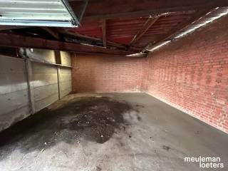 Bovengrondse ruime garagebox beschikbaar in garagecomplex gelegen in de Walstraat te Oostkamp.<br /><br />Betreft garagebox nummer 13 die gelegen is in een veilige omgeving in het centrum van Oostkamp. <br />Huurprijs is 115 €/maand inclusief btw. 