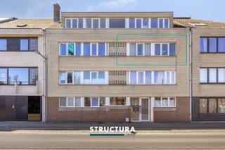 Op zoek naar een zorgeloze investering of een instapklaar appartement op een strategische ligging? Dit recent (vorig jaar) gerenoveerde appartement op verdieping twee biedt alles wat u nodig heeft. Gelegen op wandelafstand van het centrum en het station van Opwijk, geniet u hier van een uitstekende bereikbaarheid gecombineerd met een rustige woonomgeving. Het appartement beschikt over een lichtrijke leefruimte, een praktische keuken, twee slaapkamers en een badkamer met toilet. Het zuidwestgericht terrasje vormt een absolute troef en laat u volop genieten van de zon. Dankzij de recente renovatie verkeert het appartement in uitstekende staat — ideaal voor eigen bewoning of als investering zonder zorgen. Technisch is alles in orde: EPC label C (230), conforme elektriciteit en volledig asbestvrij. Verwarming op elektriciteit met aparte tellers voor water en elektriciteit. Maatregelen opgenomen in het Maatregelenregister: nee. Extra pluspunt: geen gemeenschappelijke lasten, wat het rendement aanzienlijk verhoogt. Momenteel VERHUURD aan € 925/maand — een interessante opportuniteit. Mogelijkheid tot aankoop van een garagebox aan €17.500. De gepubliceerde foto’s zijn afkomstig van andere appartementen in hetzelfde gebouw en dienen louter ter illustratie.Voor meer info of een bezoek, contacteer immo Structura via 02/460.80.46 of info@structura.be