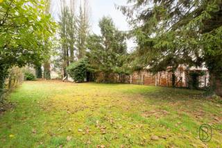 <p>Charmante te renoveren fermette met POTENTIEEL, 2 garages, oprit en leuke tuin met authentieke bakoven! Deze karaktervolle woning (bouwjaar 1930) biedt mooie volumes en tal van mogelijkheden voor wie op zoek is naar een renovatieproject met charme.<br /><br />INDELING:<br />Gelijkvloers: inkomhal, apart toilet, bureau, leefruimte en eetplaats met open haard, keuken (gedeeltelijk geïnstalleerd), wasruimte met douche en dubbele garage.<br />Verdieping: nachthal, 2 ruime slaapkamers, mogelijkheid tot het inrichten van een 3de slaapkamer, apart toilet en badkamer met ligbad.<br />Buiten: aangename tuin met authentieke bakoven, oprit met meerdere parkeerplaatsen, stenen tuinhuis. Zolder aanwezig, momenteel in gebruik als bergruimte.<br /><br />Wat maakt dit pand uniek?<br />♦ charmante fermette met karakter – open haard – 2 garages en parkeerplaatsen naast de woning – leuke tuin met authentieke bakoven – stenen tuinhuis – rustige ligging met goede bereikbaarheid – ideaal voor wie ruimte en authenticiteit weet te waarderen.<br /><br />Voor wie is dit pand ideaal?<br />♦ Voor renovatieliefhebbers die een fermette naar eigen smaak willen herinrichten.<br />♦ Voor gezinnen die een goede bereikbaarheid willen, maar toch buiten het centrum willen wonen.<br /><br />Te koop via Immo Beguin, jouw vastgoedexpert sinds 2009. Met kantoren in Ronse, Waregem, Kortrijk, Deinze, Doornik en Lessines.<br />✉️ info@immobeguin.be<br />📞 +32 486 60 66 00<br /><br />Deze advertentie bevat AI gegenereerde beelden.</p>