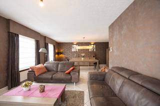 Voor meer informatie of om een bezoek in te plannen, neem contact op via 016199345 of via pieter.maes@homixx.be.<br /><br />Bent u op zoek naar een energiezuinige gezinswoning op een toplocatie in Heist-op-den-Berg? Dan is deze woning iets voor u! Enkele van de vele troeven:<br />- Uitstekende EPC-score (B), dankzij o.m. hoogrendementsketel op gas, airco-units en 12 zonnepanelen;<br />- Gelegen op een boogscheut van het centrum van Heist-op-den-Berg, vlakbij de dichtstbijzijnde supermarkt, scholen, etc.;<br />- Diepe, onderhoudsvriendelijke tuin;<br />- Garagebox die kan fungeren als werkruimte, autostaanplaats, ...;<br />- Asbestveilig;<br />- Overal rolluiken;<br />- ...<br /><br />INDELING:<br />- Gelijkvloers: inkomhal met ruimte voor vestiaire, gastentoilet, ruime woonkamer, mooi ingerichte keuken (van waaruit u een mooi zicht heeft op de tuin), wasplaats en kelder. Buiten bevindt zich een gezellig terras en een uitstekend onderhouden tuin, ideaal voor spelende kinderen of dé plek waar u in alle privacy kan genieten van de rust. Verder is er nog een polyvalente garage.<br />- Verdieping: drie ruime slaapkamers en een vernieuwde badkamer met dubbele lavabo, ligbad, inloopdouche en tweede toilet. Via een uitschuifbare trap in de overloop heeft u toegang tot de zolder, die nog kan dienen als extra bergruimte.<br /><br />Kan u niet wachten om deze woning te bekijken? Plan dan snel uw bezoek in!