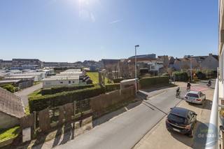 Leuk appartement in het centrum van Middelkerke, gelegen op een boogscheut van zee en te midden van het vakantiegevoel. <br />Gebouw zonder lift! <br /><br />Het appartement is gelegen aan de zonnekant van het gebouw Avila en heeft een mooie open zicht. <br />Dit appartement heeft een eigen inkom samen met de enige buur ernaast. Absolute privacy. <br />Lichtrijke woonkamer - afzonderlijke keuken - badkamer met douche en lavabo en aansluiting wasmachine - toilet afzonderlijk. <br />Twee slaapkamers met een achterliggende veranda. Garagebox op het gelijkvloers met directe toegang tot het appartement inbegrepen in verkoopprijs.<br />Leuk terras aan de straatkant en een groot terras achteraan het appartement.<br />Appartement met renovatieplicht - met het plaatsen van een warmtepomp kun je vlot aan een EPC C geraken. 