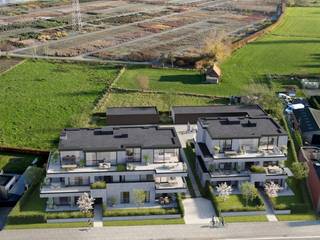 <strong>Residentie Bloemenveld – Modern wonen met verzicht over de landerijen! </strong><br /><br /><span><span><span><span><span><span><span><span><span><span><span><span><span><span><span>Met plezier stellen we u </span></span></span></span></span></span></span></span></span></span></span></span></span></span></span><strong>Residentie Bloemenveld </strong><span><span><span><span><span><span><span><span><span><span><span><span><span><span><span>voor, een stijlvolle en kleinschalige nieuwbouwresidentie waar comfort, privacy en moderne architectuur samenkomen. Het project bestaat uit</span></span></span></span></span></span></span></span></span></span></span></span></span></span></span><strong> 13 hoogwaardige appartementen</strong><span><span><span><span><span><span><span><span><span><span><span><span><span><span><span>, verdeeld over </span></span></span></span></span></span></span></span></span></span></span></span></span></span></span><strong>twee afzonderlijke gebouwen</strong><span><span><span><span><span><span><span><span><span><span><span><span><span><span><span>, en biedt een aangename woonomgeving met veel aandacht voor ruimte, licht en natuur.</span></span></span></span></span></span></span></span></span></span></span></span></span></span></span><br /><br /><span><span><span><span><span><span><span><span><span><span><span><span><span><span><span>Vanuit de appartementen geniet u van een</span></span></span></span></span></span></span></span></span></span></span></span></span></span></span><strong> prachtig, open verzicht over de landerijen en het bloemenveld,</strong><span><span><span><span><span><span><span><span><span><span><span><span><span><span><span> wat zorgt voor een rustgevend en groen kader, elk seizoen opnieuw. In combinatie met de </span></span></span></span></span></span></span></span></span></span></span></span></span></span></span><strong>ruime terrassen en privatieve tuinen</strong><span><span><span><span><span><span><span><span><span><span><span><span><span><span><span> vormt dit de ideale plek om te ontspannen en te genieten van het buitenleven.</span></span></span></span></span></span></span></span></span></span></span></span></span></span></span><br /><br /><span><span><span><span><span><span><span><span><span><span><span><span><span><span><span>De strakke moderne architectuur geeft de residentie een tijdloze uitstraling en een hoog wooncomfort. Daarnaast is het project praktisch en veilig ingericht met </span></span></span></span></span></span></span></span></span></span></span></span></span></span></span><strong>11 garages, 9 parkeerplaatsen en een overdekte fietsenstalling.</strong><br /><br /><strong>De toegang tot de beide gebouwen verloopt via een afgesloten poort, wat extra veiligheid en gemoedsrust garandeert.</strong><br /><br /><span><span><span><span><span><span><span><span><span><span><span><span><span><span><span>Naast rust en groen biedt Residentie Bloemenveld ook een </span></span></span></span></span></span></span></span></span></span></span></span></span></span></span><strong>uitstekende ligging.</strong><span><span><span><span><span><span><span><span><span><span><span><span><span><span><span> De residentie bevindt zich op </span></span></span></span></span></span></span></span></span></span></span></span></span></span></span><strong>korte afstand van het centrum van Waregem en de E17 oprit</strong><span><span><span><span><span><span><span><span><span><span><span><span><span><span><span>, waardoor u geniet van een vlotte bereikbaarheid. Lokale winkels en voorzieningen bevinden zich in de onmiddellijke omgeving, wat het dagelijks comfort alleen maar vergroot.</span></span></span></span></span></span></span></span></span></span></span></span></span></span></span><br /><br /><strong>Dit project komt in aanmerking voor het 6%-tarief, mits aan de voorwaarden wordt voldaan.</strong><br /><br /><span><span><span><span><span><span><span><span><span><span><span><span><span><span><span>Indeling van het project:</span></span></span></span></span></span></span></span></span></span></span></span></span></span></span><br /><u>Linker blok (BLOK A)</u>
<ul>
	<li><strong>3 appartementen op het gelijkvloers</strong></li>
	<li><strong>3 appartementen op de eerste verdieping</strong></li>
	<li><strong>2 appartementen op de tweede verdieping</strong></li>
</ul>
<u>Rechter blok (BLOK B)</u>

<ul>
	<li><strong>2 appartementen op het gelijkvloers</strong></li>
	<li><strong>2 appartementen op de eerste verdieping</strong></li>
	<li><strong>1 exclusieve penthouse op de tweede verdieping met privatieve lift </strong></li>
</ul>
<br /><span><span><span><span><span><span><span><span><span><span><span><span><span><span><span>Residentie Bloemenveld is de perfecte keuze voor wie op zoek is naar modern en comfortabel wonen, met een blijvend groen uitzicht en alle hedendaagse voorzieningen binnen handbereik.</span></span></span></span></span></span></span></span></span></span></span></span></span></span></span><br /><br /><span><span><span><span><span><span><span><span><span><span><span><span><span><span><span>Neem contact op met Clemens voor een vrijblijvend eerste gesprek met een kopje koffie!</span></span></span></span></span></span></span></span></span></span></span></span></span></span></span><br /><strong>☎️0497/18.92.55 <br />📬clemens@immo-termote.be</strong>