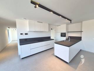 <p><span>Ruim nieuwbouw appartement op de 2e verdieping met centrale ligging. Dit appartement is makkelijk bereikbaar van op de grote inkomhal en heeft ook een lift.<br />Dankzij de ligging in het hart van Kessel-Lo is deze woning op wandel afstand van openbaar vervoer en centrum Leuven.<br /><br />Het appartement heeft een inkom met vestiaire ruimte en een apart toilet. <br />De nachthal gaat via de slaapkamers en een ruime badkamer.<br />Er is en mooie, lichtrijke leefruimte met fijn uitzicht op een mooi overdekt terras.<br />De keuken is voorzien van allerhande handige ingebouwde toestellen ( Afwasmachine, kookplaat, wastafel, oven, combi oven, frigo)<br />Alsook is deze keuken voorzien van veel kasten en een super aangename eetplaats. <br />Er zijn 3 ruime slaapkamers. Waarvan 1 ruime slaapkamer bereikbaar is met een trap. Deze ruimte is tevens ideaal als home office.</span></p><p><span><br />De badkamer is voorzien van een dubbele wastafel, een inloopdouche, een handdoekenverwarming.<br />Naast de keuken is er een berging met wasplaats voorzien en extra bergruimte.</span></p><p><span><br />Tevens is er een privatieve kelder alsook gemeenschappelijk afvalhok, een fietsenstalling en uiteraard een grote privatieve garage.<br /><br />Onmiddelijk beschikbaar voor lange duur overeenkomst.<br />Dit appartement is </span><span>niet</span><span> bemeubeld.<br />De gemeenschappelijke lasten bedragen 75€ per maand.<br /><br />Al het verbruik van energie/water is ten laste van de huurder.<br /></span><span>Dit hyper afgewerkte appartement heeft een zeer gunstige EPC.</span></p><p><span>Ramen zijn voorzien van raam decoratie en alle verlichting is reeds aanwezig.</span><span><br /><br />Interesse? Vraag uw bezoek aan via onze website.</span></p><p><span> </span></p>