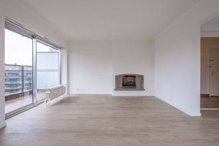 Gelegen op de 5de verdieping van het gebouw met lift. Rustig gelegen aan de overzijde van het Sint-Annabos en toch op wandelafstand van openbaar vervoer en winkels. Indeling: inkomhal met ingemaakte vestiairekast; woonkamer (37 m²) met gezellige gashaard op rigidvloer met aansluitend een terras; keuken met kasten en toestellen (oven, dubbele spoelbak, gasvuur, dampkap, koelkast, diepvries); nachthal met berging en apart toilet; 2 slaapkamers (16 m² - 11 m²) met aansluitend een terras; badkamer is voorzien van een ligbad met doucheaansluiting, dubbel lavabomeubel en toilet. Kelderberging aanwezig en gemeenschappelijke fietsenberging. Algemene onkosten bedragen 200 euro / maand. (INCL. provisie CV en privatief waterverbruik; conciërge, poetsen gemene delen, elektriciteit gemene delen, lift, ...). EPC = 336 kWh/m²