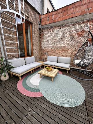 Recent volledig gerenoveerd appartement met groot terras. Lichtrijk, instapklaar en uitstekend gelegen: dit 1‑slaapkamerappartement combineert charme met modern comfort. De open leefruimte met balkon, de volledig uitgeruste keuken en de aparte wasruimte zorgen voor een aangename en praktische woonervaring.<br /><br />Het appartement kan bemeubeld worden aangekocht. De meubels (aangekocht in 2021) omvatten: salon, salontafeltjes, tv‑meubel, tafel en stoelen, wasmachine, droogkast, grote diepvries én de terrasmeubels. Deze zijn optioneel bij te kopen.<br /><br />Gemeenschappelijke kosten bedragen slechts €27 per maand, dankzij het kleinschalige gebouw zonder lift.<br />EPC: C – privatieve kelderberging inbegrepen.<br />Ondergrondse parking te huur op 2 minuten wandelen (€125/maand).<br />Gelegen op wandelafstand van Centraal Station, de Zoo en tal van winkels.
