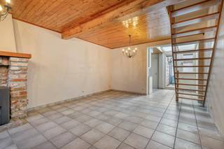 In de gezellige dorpskern van Heist, meerbepaald in de Moufe, bevindt zich deze charmante woning te koop met tal van mogelijkheden. De woning, opgetrokken in de typische moufesteen, ademt authenticiteit en vormt een mooie opportuniteit voor wie op zoek is naar een pand met potentieel en een eigen verhaal.<br /><br />Dankzij de te renoveren staat kan je de woning volledig naar eigen smaak en wensen inrichten. Met één slaapkamer en een aangename stadskoer biedt dit pand een interessante basis voor starters, wie op zoek is naar een tweede verblijf aan de Belgische kust of investeerders die willen inzetten op vastgoed in Knokke-Heist.<br /><br />Ook de ligging is een absolute troef. Winkels, openbaar vervoer, het Heldenplein en het strand bevinden zich op wandelafstand, waardoor je geniet van alle dagelijkse voorzieningen en de typische kustsfeer binnen handbereik.<br /><br />Ben je op zoek naar een betaalbare renovatiekans, een starterswoning of een interessante vastgoedinvestering te koop in Knokke-Heist? Ontdek het potentieel van deze charmante woning in de Moufe en geef dit pand een nieuwe toekomst aan zee.<br /><br />Contacteer Arne Vandierendonck voor meer meer informatie of een bezoek via 0493 25 35 85 of arne.vandierendonck@dewaele.com<br /><br />Dit pand is onderworpen aan de renovatieverplichting van de Vlaamse overheid voor residentiële gebouwen (behoudens bij sloop binnen 5 jaar na de aankoop). Consulteer voor meer informatie de website van het Vlaams Energie- en Klimaatagentschap via https://www.vlaanderen.be/een-woning-kopen/renovatieverplichting-voor-residentiele-gebouwen<br /><br />Bestuursmaatregelen in het maatregelenregister: nee