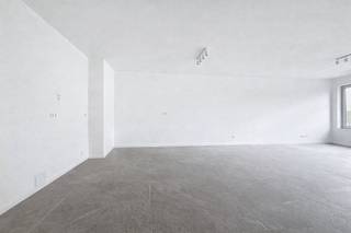 Dit tweeslaapkamerappartement bevindt zich op de 7e verdieping, te bereiken via de lift en kent volgende indeling:Indeling:- woonkamer op tegel- volledig nieuwe keuken afgewerkt met alle nodige toestellen: oven, kookplaat, vaatwasser en koelkast met vriesvak- master bedroom met ingebouwde kasten en toegang tot het terras- tweede slaapkamer met toegang tot het terras- badkamer met inloopdouche, lavabo en handdoekdroger- apart toilet- berging met aansluiting voor wasmachine en droogkast en ingemaakte kastBijzonderheden:- de maandelijkse, gemeenschappelijke kosten bedragen € 250 per maand, inclusief verwarming en water- lift in gebouw- voorzien van elektrisch te bedienen verduistering- beschikbaar: 01/02/2026- EPC: C