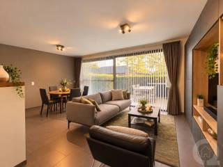 <p><strong>Recent modern en energiezuinig gelijkvloers appartement met 2 slaapkamers, zonneterras én tuin binnen Residentie Leyndecker op een zeer rustige maar centrale ligging gelegen te Veerle-Laakdal.</strong><br /><br /><span><strong>Indeling</strong></span><br />+ Inkomhal<br />+ Apart gastentoilet met handenwasser<br />+ Leefruimte bestaande uit zit- en eethoek<br />+ Aangrenzende volledig geïnstalleerde u-vormige open keuken<br />+ Berging/wasplaats met aansluiting WM/DK en uitgietbak<br />+ 2 slaapkamers<br />+ Badkamer met modern lavabomeubel én inloopdouche<br /><br /><span><strong>Energie & technieken</strong></span><br />+ E-peil: E51 (energiezuinig!)<br />+ EPC: 90,79 kWh/m²/jaar - Label A met UC: 13053-G-2014/00022/EP10894/A002/D02/SD004.<br />+ Verwarming op gas met vloerverwarming (Kamers hebben een afzonderlijke kamerthermostaat!)<br /><br /><span><strong>Extra troeven</strong></span><br />+ Privatieve volledig omheinde tuin met groot zonneterras, grenzend aan de leefruimte.<br />+ Lift aanwezig in het gebouw.<br />+ Autostaanplaats en berging in de ondergrondse parkeergarage in de huur inbegrepen.<br />+ Gemeenschappelijke ondergrondse fietsenberging aanwezig<br /><br />Het mooi aangelegde afgesloten binnenplein van deze residentie is volledig verkeersvrij!<br /><br /><strong><em>Het appartement is centraal gelegen op de as Geel - Averbode - Diest, op wandelafstand van bakker, slager, bank, supermarkt, scholen, openbaar vervoer en op slechts enkele kilometers van het op- en afrittencomplex E313.</em></strong></p>