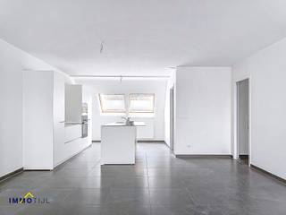 <p><strong>Modern duplexappartement op topligging.<br /><br />Inschrijven voor een afspraak is enkel mogelijk bij de advertentie van het pand op onze website www.immotijl.be. </strong><br /><br />Dit <strong>stijlvol duplexappartement </strong>combineer <strong>comfort, luxe en een uitstekende ligging</strong>. <br />Gelegen op wandelafstand van het <strong>station</strong> van Denderleeuw, geniet u bovendien van een <strong>groene omgeving</strong> dankzij het naastliggende <strong>kasteelpark</strong>. <br /><br />Het appartement bevindt zich op de derde verdieping van het gebouw, in het gebouw is een lift aanwezig. <br />De eerste verdieping van het appartement bevat de inkomhal met apart toilet, een <strong>eerste slaapkamer</strong>, een <strong>ruime en lichtrijke leefruimte </strong>met de <strong>open keuken</strong> en de bergruimte. <br />De bovenverdieping omvat nog <strong>twee volwaardige slaapkamers </strong>en de badkamer. <br />Vanuit de leefruimte heeft u toegang tot het <strong>zonnige terras </strong>aan de voorzijde van het appartement. <br /><br />Bij het appartement is er een <strong>ondergrondse autostaanplaats</strong> inbegrepen in de huurprijs.<br /><br />Huurprijs: 1150 euro + 50 euro gemeenschappelijke kosten.</p>