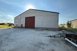<p>Magazijn van 1500m2 te huur in Kruisem.<br />Het magazijn is voorzien van een sectionale poort.<br />Voldoende manoeuvreerruimte.<br />Goed gelegen nabij invalswegen.<br />Interesse? Contacteer Immo Roman, gsm 0472 359 286.</p>
<p> </p>