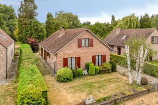 Deze prachtige woning is ideaal gelegen op de Poeldreef in gegeerde buurt te Hoogboom - Kapellen. Deze wijk op de grens Kapellen-Brasschaat geeft een unieke mix van rust én bereikbaarheid t.o.v. invalswegen, openbaar vervoer, scholen, etc. <br /><br />De woning is door de jaren heen altijd heel goed onderhouden en vormt de perfecte basis voor wie ze naar eigen smaak wil moderniseren.<br /><br />Via de royale inkomhal betreedt u de woning. De gezellige en lichtrijke leefruimte heeft een directe en mooie connectie met de tuin en het terras. Aansluitend bevindt zich de keuken met zicht op het groen en toegang tot de garage. Verder telt het gelijkvloers drie slaapkamers en een badkamer met vernieuwde douche alsook gastentoilet. Via een vlizotrap in een vierde kamer bereikt u de af te werken verdieping die heel wat mogelijkheden biedt: extra slaapkamers, bureau, bijkomende studio, etc. <br /><br />Last but not least is het perceel Zuidwest gelegen. Gezellige zomeravonden en apero-momentjes gegarandeerd in de riante tuin van ca. 1760 m². Hier is tevens een aparte garage/werkplaats voorzien. Ook biedt het perceel vooraan heel wat parkeergelegenheid. <br /><br />Diverse: <br />-EPC label C: 293 kWh/m² <br />- aparte werkplaats/garage in tuin <br />- Zuidwest georiënteerd perceel van ca. 1.760 m²<br />- Ruime parkeergelegenheid op eigen terrein<br /><br />Dit pand te koop is een zeldzame kans voor wie droomt van ruimte, groen en comfortabel gelijkvloers wonen op een absolute toplocatie. Interesse in een afspraak? Contacteer ons via   03 666 66 66  of kapellen@dewaele.com. <br /><br />Bestuursmaatregelen in het maatregelenregister: nee