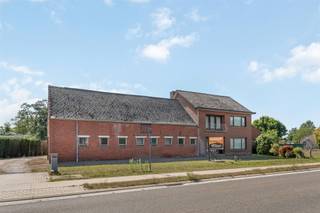 <p><span>Woning op 3941m2 met enorm potentieel!</span></p><p><span> </span></p><p><span>Belangrijkste troeven:</span></p><p><span>- Woning met veel ruimte en enorm potentieel</span></p><p><span>- Aanpalende stal van ca 120m2</span></p><p><span>- Ramen reeds vernieuwd</span></p><p><span>- Uitstekend onderhouden</span></p><p><span>- Perceel van 3941m2 met ca 65m straatbreedte</span></p><p><span>- Ruime bijgebouwen aanwezig (schuur, garage, tuinberging)</span></p><p><span>- Rustige, groene achterliggende omgeving</span></p><p><span> </span></p><p><span>Bekijk zeker ook onze grondplannen met de afmetingen. Zo krijgt u van thuis uit al een perfect beeld van wat deze woning te bieden heeft!</span></p><p><span> </span></p><p><span>Wenst u meer info of een vrijblijvende bezichtiging, contacteer dan ons kantoor op het nummer 014 39 99 99 en wij helpen u graag verder.</span></p>