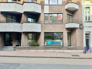 <p><span> </span></p><p><span>Appartement met 2 slaapkamers in centrum Zottegem.</span></p><p><span> </span></p><p><span>INDELING</span></p><p><span>Het appartement bestaat uit een inkomhal, een lichtrijke living met naastliggend de moderne keuken met berging.</span></p><p><span>Aan de keuken is er een klein terras, achteraan aan de slaapkamer is er een 2e terras.</span></p><p><span>Het appartement heeft een vernieuwde badkamer met inloopdouche.</span></p><p><span>Verder is er een apart toilet en zijn er 2 slaapkamers.</span></p><p><span>Bij het appartement hoort een garage.</span></p><p><span> </span></p><p><span>TECHNISCH</span></p><p><span>Gunstig epc B label.</span></p><p><span> </span></p><p><span>LIGGING</span></p><p><span>Het appartement is gelegen in het centrum van Zottegem, vlakbij het station en alle winkels.</span></p><p><span> </span></p><p><span>PRAKTISCH</span></p><p><span>Het appartement is onmiddellijk beschikbaar.</span></p><p><span>70€ gemeenschappelijke kosten.</span></p><p><span>Vraag uw bezoek aan via het contactformulier op onze site immodhondt.be</span></p>