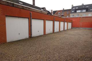Afgesloten garagebox nabij het centrum en treinstation van Deinze.<br />Beschikbaar 01/10/2026.