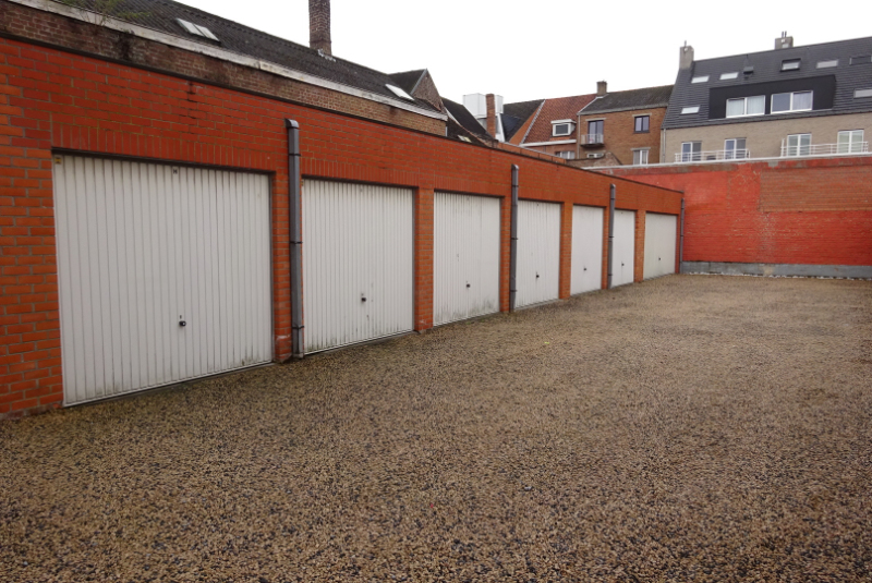 Afgesloten garagebox nabij het centrum en treinstation van Deinze.Beschikbaar 01/10/2026.