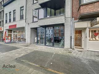 OPEN BEZOEK MOMENT - ZATERDAG 13/04 - 10u TOT 12u30<br />In het commerciële centrum van Eeklo verrijst dit nieuw modern gebouw, genaamd Residentie Florence. De residentie zal bestaan uit een handelsgelijkvloers, 3 appartementen en een duplex penthouse.<br /><br />Op het gelijkvloers is een ruim handelsgelijkvloers voorzien van maar liefst 119m². Dit is de ideale locatie voor wie een handelszaak of kantoor wil uitbouwen met grote visibiliteit dankzij de vele passage van voetgangers en verkeer. De mooie vitrine van ruim 4 meter breed zal ervoor zorgen dat uw zaak maximaal onder de aandacht zal komen. <br /><br />Het pand wordt casco aangeboden (water- en winddicht) zodat u vrij bent in de afwerking volgens uw noden van uw zaak. Op deze manier kan u geheel uw eigen touch kan geven aan de inrichting en de sfeer. In de kelderverdieping is er nog een privatieve berging aanwezig (4,39m²) en een gemeenschappelijke fietsenberging. <br /><br />Er is tevens de mogelijkheid om de handelszaak te laten afwerken door de bouwpromotor. <br /><br />Dit is dé uitgelezen kans voor uw zaak op een toplocatie in centrum Eeklo !<br /><br />