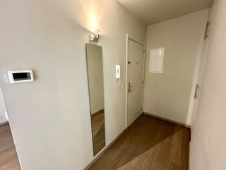 Zeer gunstig gelegen studio in de nabijheid van winkels/warenhuizen, scholen, openbaar vervoer en verbindingswegen/autosnelweg...