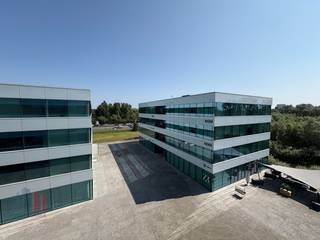 Instapklare en lichtrijke kantoren van 646 m² te huur, uitstekend gelegen langs de E40 nabij het bedrijvencentrum van Zwijnaarde, Flanders Expo en...