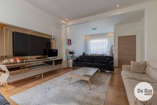 AALST - Instapklare, energiezuinige woning op centrale ligging!<br /><strong>EERSTE BEZOEKDAG VRIJDAG 11/09 VANAF 15U (enkel op afspraak!)</strong><br /><br />Bent u op zoek naar een instapklare woning met een centrale ligging, verrassend veel ruimte en een gunstige energiescore? Dan is deze woning in Aalst zeker een bezoek waard!<br /><br />Bij het binnenkomen wordt u verwelkomd in de inkomhal die rechtstreeks toegang biedt tot de woonkamer. De woonkamer vormt het hart van de woning en biedt een vlotte verbinding met de rest van de leefruimtes.<br /><br />Op het gelijkvloers vinden we verder een vernieuwde keuken, die toegang biedt tot het terras. Daarnaast beschikt de woning over een praktische douchekamer, die tevens ingericht is als wasplaats en voorzien is van een toilet.<br />Via de trap vanuit de woonkamer bereikt u de eerste verdieping. Hier bevindt zich een ruime slaapkamer en een bijzonder ruime badkamer, uitgerust met een bad, wastafel en toilet.<br />Ook de tweede verdieping biedt heel wat mogelijkheden. Hier vinden we nog twee slaapkamers, die uiteraard ook perfect kunnen worden ingericht als bureauruimte, dressing of hobbykamer.<br /><br />Buiten kunt u volop genieten van de voorjaarszon op het aangename terras. De terrasoverkapping met ingebouwde verlichting zorgt bovendien voor een gezellige buitenruimte waar u ook op andere momenten van het jaar heerlijk kunt vertoeven. Een praktische tuinberging biedt extra opbergruimte.<br /><br />Ook op energetisch vlak scoort deze woning bijzonder goed. De woning beschikt over een gunstig EPC-label B, een conforme elektrische keuring en maar liefst 14 zonnepanelen. Een mooie troef voor wie comfortabel en energiezuinig wil wonen.<br /><br />Kortom, een instapklare en veelzijdige woning met een centrale ligging in Aalst en uitstekende energetische troeven. <br />Bent u benieuwd naar deze woning? Neem dan vandaag nog contact met ons op 053/60.65.60. en ontdek zelf de ruimte, het comfort en de mogelijkheden die deze woning te bieden heeft!
