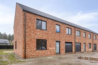 TE KOOP: Nieuwbouw (casco) halfopen bebouwing in Zolder!In de Beukenstraat, een rustige straat op het einde van een doodlopende weg, in de groene...