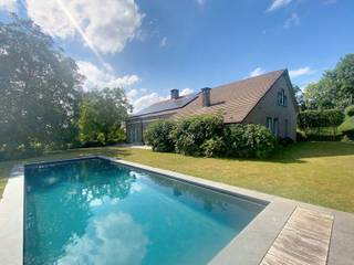 <strong>Plan je afspraak in via<span> </span>www.living-stone.be<br /><br /></strong><span>Deze uitzonderlijke woning omvat op de gelijkvloerse verdieping een imposante inkomhal met gastentoilet, een ruime woonkamer met veel lichtinval, een aparte eetkamer, een volledig geïnstalleerde keuken met Amerikaanse frigo en een berging/wasplaats.<br />Via de hal bereikt men 3 slaapkamers (15m², 15m² en 17m²), een toilet, een badkamer met inloopdouche en nog een douchekamer met een infraroodcabine.<br />Buiten geniet men van de zuidgerichte tuin met prachtig verzicht, een zonneterras en het zwembad (met warmtepomp).<br /></span><br /><span>Op de verdieping bevindt zich de nachthal met nog 2 zeer grote kamers (40m² en 57m²) waarvan één met badkamer met ligbad en dubbele lavabo. Deze kamers dienen perfect als extra slaapkamers of als fitness/home cinema/speelzaal.</span><br /><span>Tevens is de woning onderkelderd, omvattende 2 kelders en een garage met plaats voor 2 wagens - met automatische poort. <br /></span>Vooraan de woning is er nog plaats voor meerdere wagens.<br /><br />De woning beschikt over een alarmsysteem en zonnepanelen.<br />Gelegen op wandelafstand van openbaar vervoer (halte Erasmus).<br /><br /><span>EPC 210 kWh/m² (klasse C)</span>