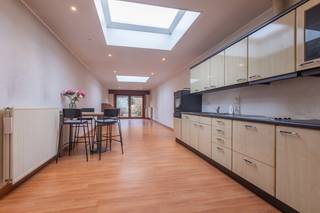 Commercieel gelegen handelshuis: winkel +/-  50m² , 3 slaapkamers, ruime  leefruimtes,groot terras...